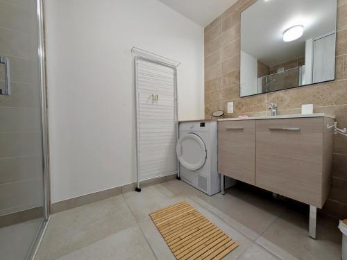 Ένα μπάνιο στο Appartement élégant en duplex avec WiFi, 3 chambres - FR-1-624-179