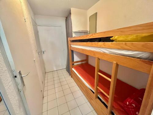 Cette petite chambre comprend des lits superposés. dans l'établissement Studio cabine près des plages avec garage privé - 4 pers - FR-1-716-83, au Grau-du-Roi