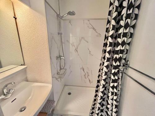 une salle de bain avec une douche, des toilettes et un lavabo dans l'établissement Studio cabine près des plages avec garage privé - 4 pers - FR-1-716-83, au Grau-du-Roi