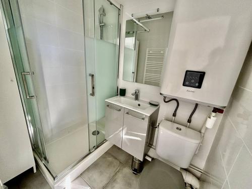 une salle de bain avec une douche, des toilettes et un lavabo dans l'établissement Appartement lumineux avec terrasse et parking proche plage - FR-1-816-27, à Bormes-les-Mimosas