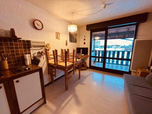 un salon avec une table et une salle à manger dans l'établissement Appartement cosy à Autrans, animaux admis, parking, 4 pers - FR-1-737-94, à Autrans