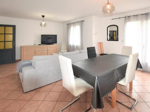 un salon avec une table et un canapé dans l'établissement Villa agréable près d'Avignon avec piscine privative et WiFi - FR-1-708-85, à Avignon