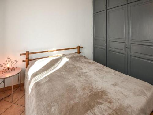 une chambre avec un lit avec une couverture dessus dans l'établissement Villa agréable près d'Avignon avec piscine privative et WiFi - FR-1-708-85, à Avignon