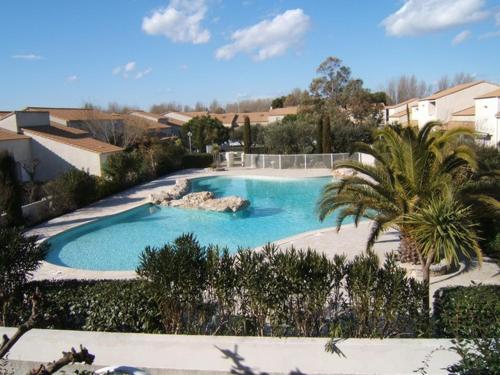 - une vue sur la piscine dans la cour dans l'établissement Pavillon 6 pers + Terrasse + à 450m de la mer - FR-1-781-93, à Valras-Plage