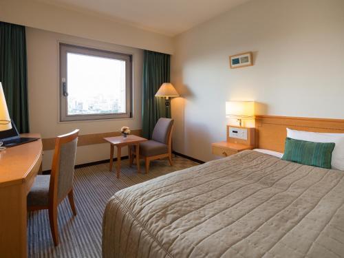 Una cama o camas en una habitación de Navios Yokohama