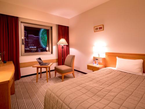 Una cama o camas en una habitación de Navios Yokohama