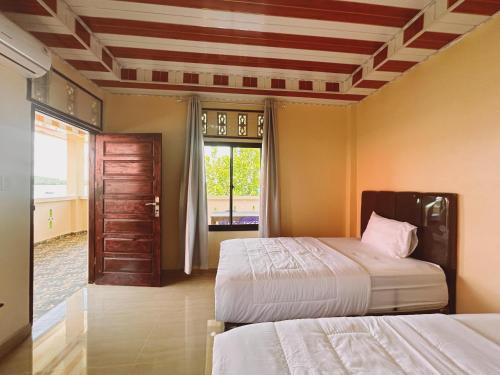 Katil atau katil-katil dalam bilik di Aloha Guest House Nias