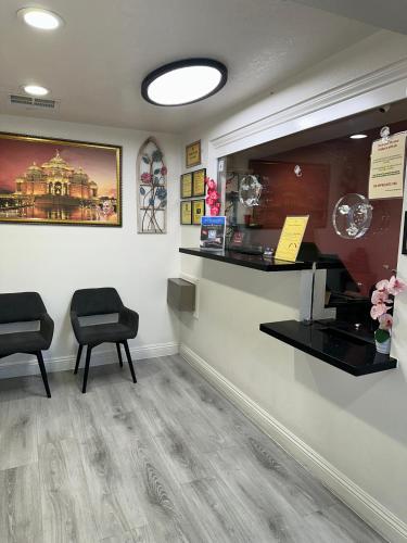 Ο χώρος του λόμπι ή της ρεσεψιόν στο Circle City Inn