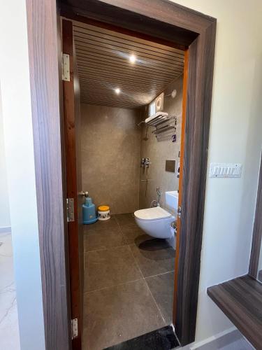 a bathroom with a toilet and a sink at Hotel soumya sarovar in Jagdalpur