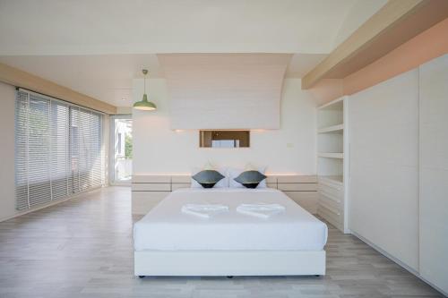 Ένα ή περισσότερα κρεβάτια σε δωμάτιο στο I SEA YOU, Luxe Beachfront Villa