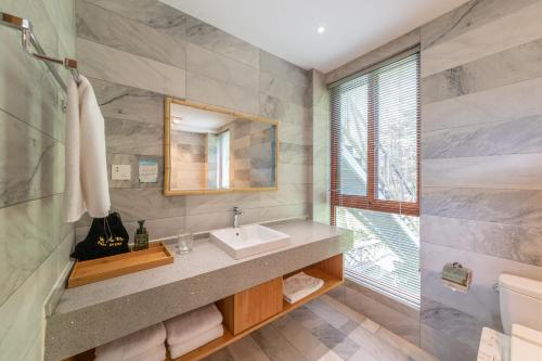 Koupelna v ubytování Anji Bamboo Homestay