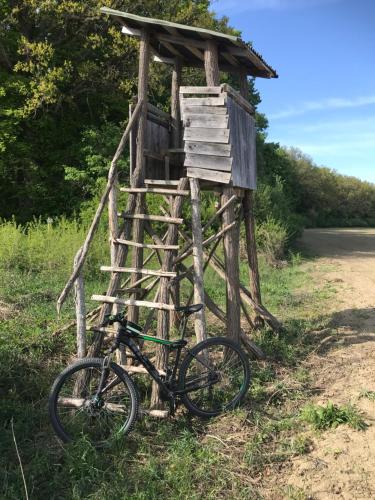 a bike parked in front of a wooden tower at Kuća za odmor Bećarsko Utočište in Vinkovci