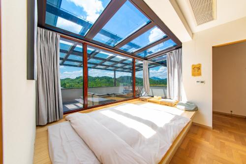 Postel nebo postele na pokoji v ubytování Anji Bamboo Homestay