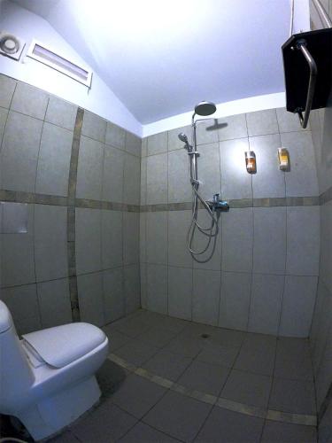 ein Badezimmer mit Dusche und Toilette in der Unterkunft Saracen View Apartments in Phumĭ Kaôh Rŭng Sâmlœ̆m Khnŏng