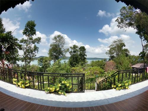 einen Balkon mit einem schwarzen Zaun und Blumen in der Unterkunft Saracen View Apartments in Phumĭ Kaôh Rŭng Sâmlœ̆m Khnŏng