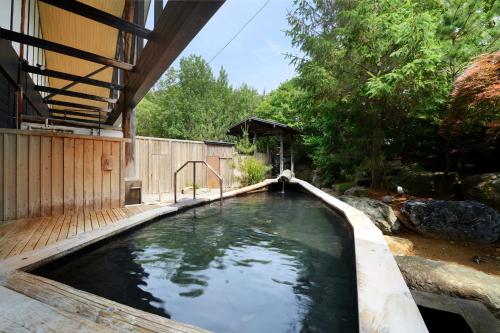 a large pool of water in a backyard at Suigunnoyado in Ajigasawa