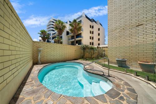una piscina sul lato di un edificio di Esplanade Retreat on Melrose a Glenelg