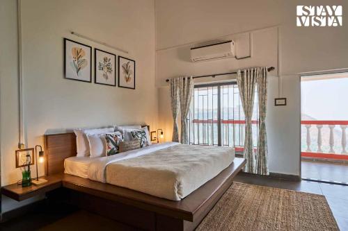 Katil atau katil-katil dalam bilik di StayVista at Cliffhanger Solitude with Balcony, Lawn