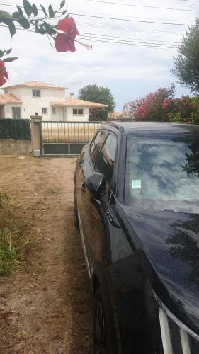 a black car parked in front of a house at Villa Lina 6 pers plages et rivières in Prunelli-di-Fiumorbo