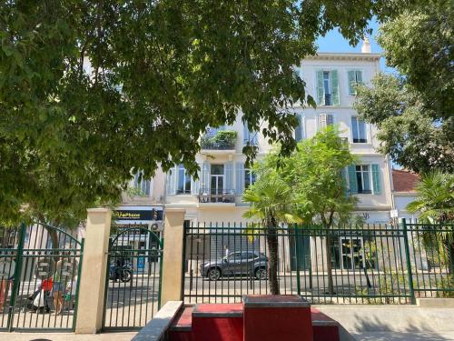 Chic Spacious 2BR few Steps from the City Center