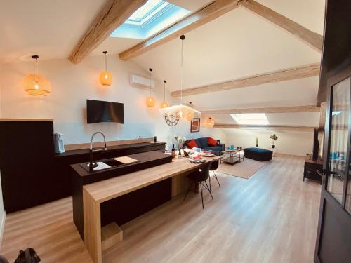 Chic Spacious 2BR few Steps from the City Center