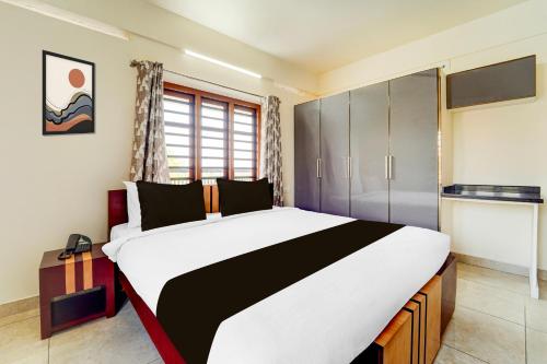 Postel nebo postele na pokoji v ubytování Super Townhouse Kalady Near Airport