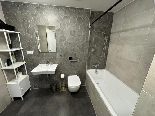 ein Badezimmer mit Waschbecken, Toilette und Badewanne in der Unterkunft O2 Arena - Alex Apartment Praha in Prag