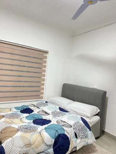 a bedroom with a bed and a ceiling at Ayaa Grace in Accra