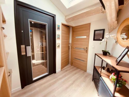 - un couloir avec une grande porte noire et du parquet dans l'établissement Chic Spacious 2BR few Steps from the City Center, à Cannes