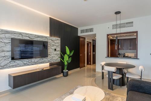 Central 1BR with Downtown Fountain Views