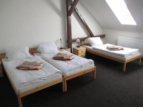 Кровать или кровати в номере Penzion Pancéř