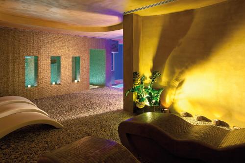 Habitación con cama y pared con luces. en Hotel Es Marès, en Sant Francesc Xavier