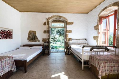 Voodi või voodid majutusasutuse Tsikalaria Traditional Stone House toas