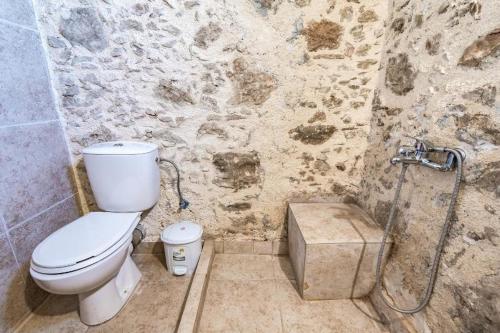 Et badeværelse på Tsikalaria Traditional Stone House
