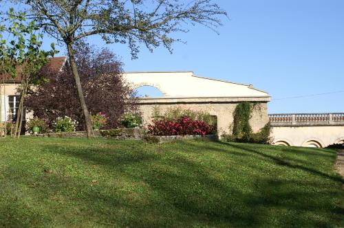 a house with a green yard with a building at B&B Vassy Etaule in Avallon