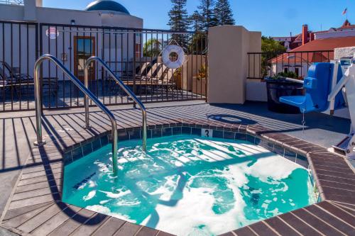 una pequeña piscina con un tobogán en el medio en Coronado Beach Resort en San Diego