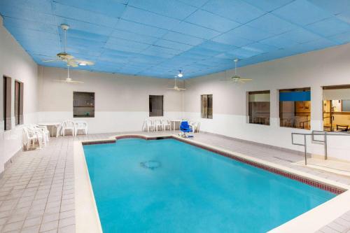 Бассейн в Days Inn & Suites by Wyndham Webster NASA-ClearLake-Houston или поблизости