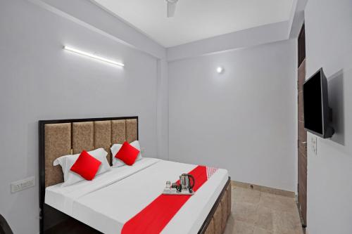 TV a/nebo společenská místnost v ubytování Hotel O Raj Residency