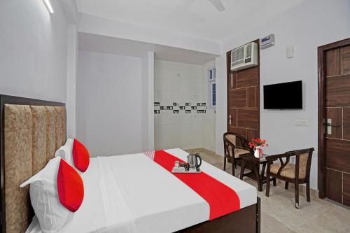 Una televisión o centro de entretenimiento en Hotel O Raj Residency