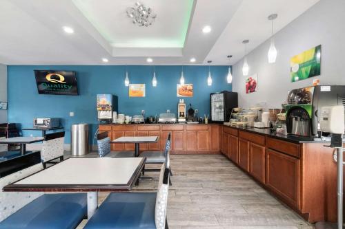 Η κουζίνα ή μικρή κουζίνα στο Quality Inn Adairsville-Calhoun South