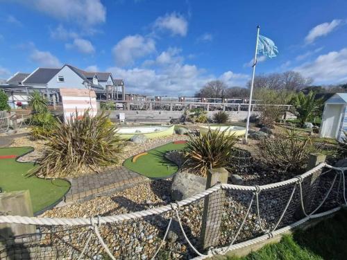Home with a view Whitecliff Bay Holiday Parkにある庭