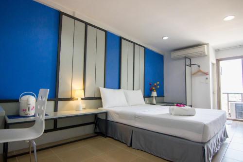 Giường trong phòng chung tại Regent Ngamwongwan Hotel