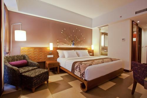 سرير أو أسرّة في غرفة في صن آيلاند هوتل آند سبا كوتا