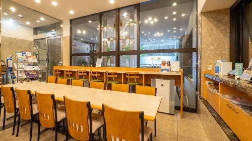 a dining room with a table and chairs at Toyoko Inn Tokyo Asakusa Kuramae No 1 in Tokyo
