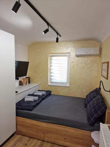 un dormitorio con una cama grande en una habitación en Business Suite Novi Sad Center, en Novi Sad