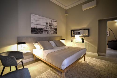 Postel nebo postele na pokoji v ubytování PIAZZACORVETTOUNO LuxuryApartment 70 MQ pieno centro