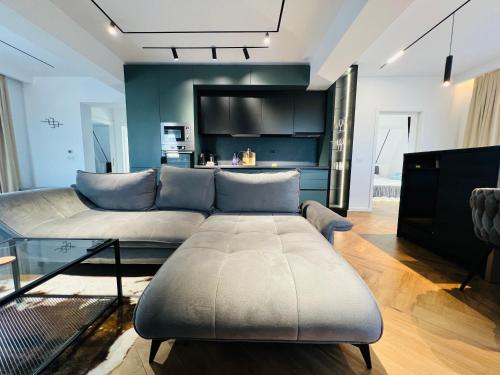 ブラショヴにあるRichy Boutiqueのソファとテーブルのあるリビングルーム