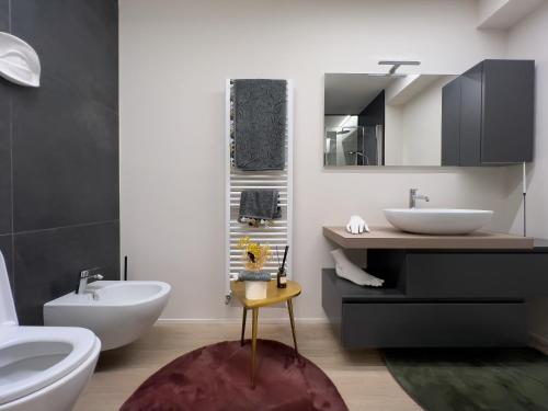 a bathroom with two sinks and two toilets at Luxury Apartment Treviso and Venice in Treviso