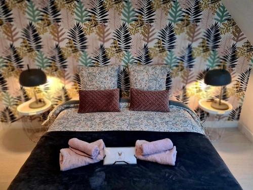 une chambre avec un lit avec des oreillers dessus dans l'établissement Les Epinettes chambres d'hôtes, à Crèvecoeur-le-Grand
