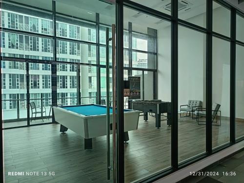Una mesa de billar en Alinea Skyline